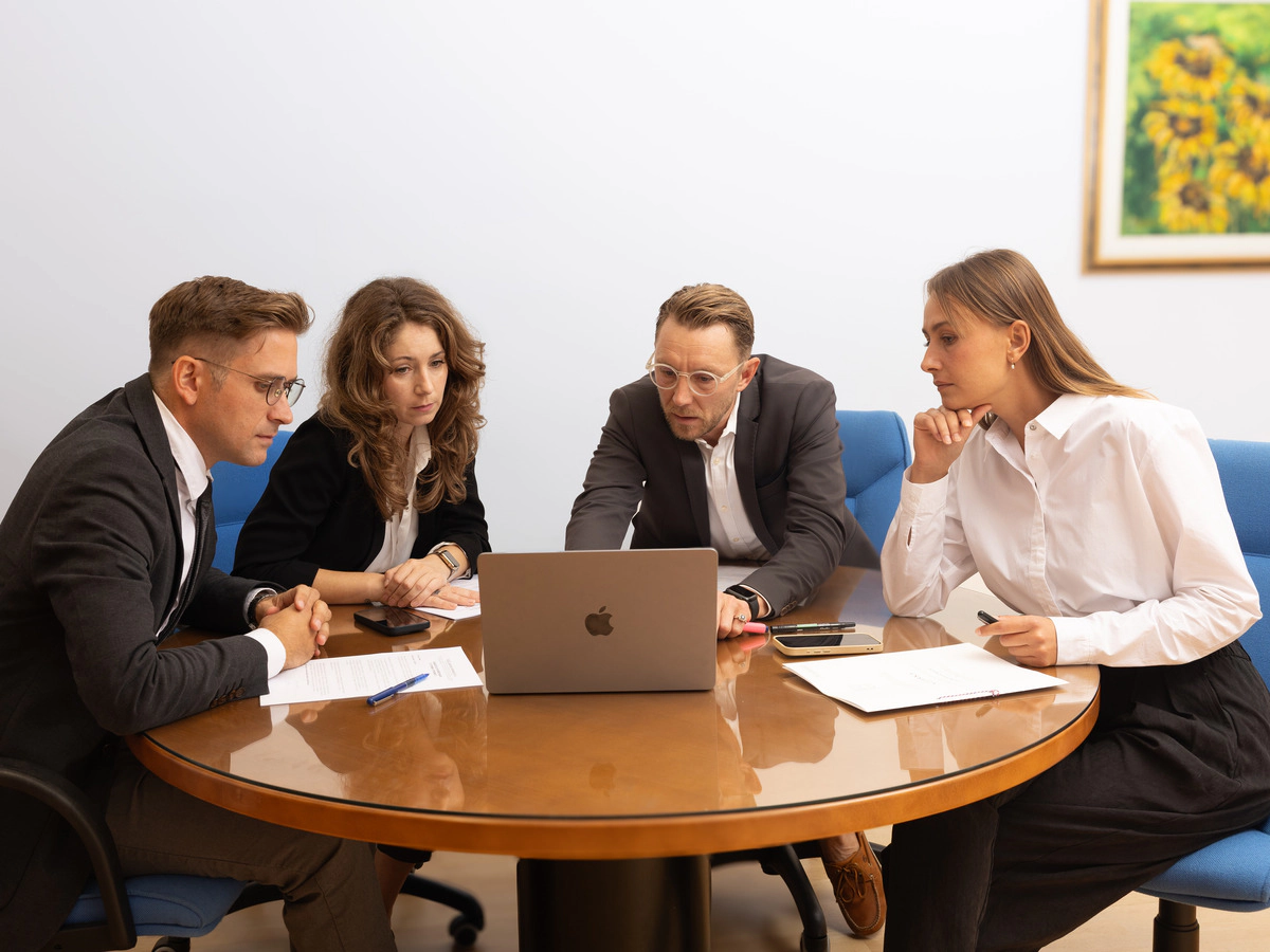 Riunione di consulenza nello studio di Nova Gorica
