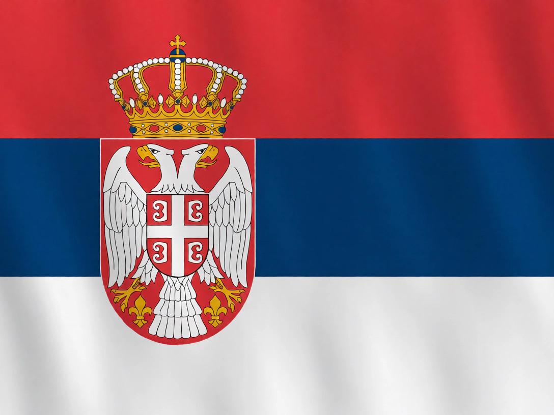 La bandiera della Serbia con lo stemma, mossa dal vento