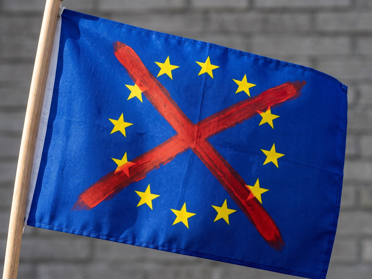 La bandiera dell’Unione europea barrata da una croce rossa